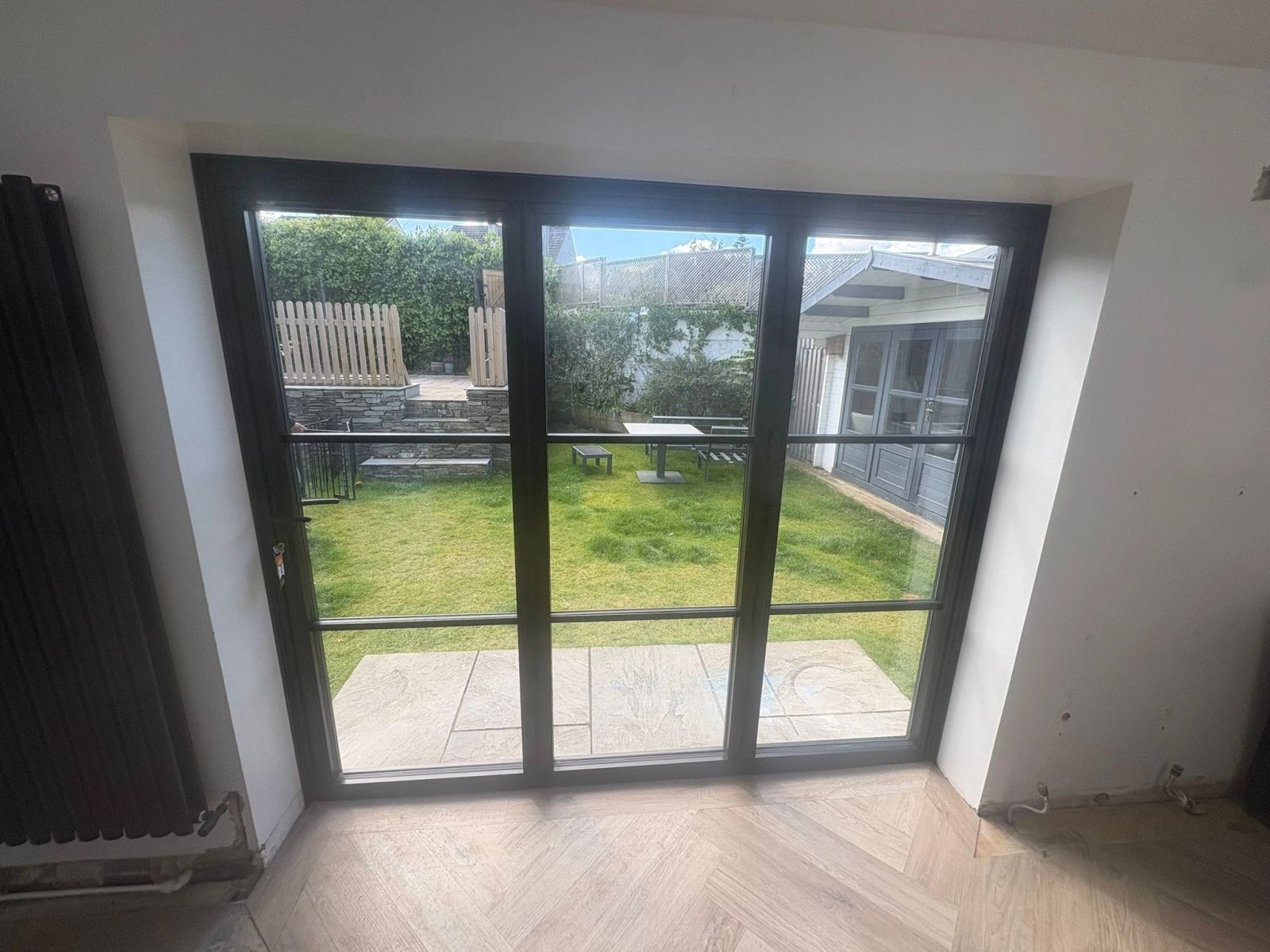 Alunet bifold doors open onto a terrace