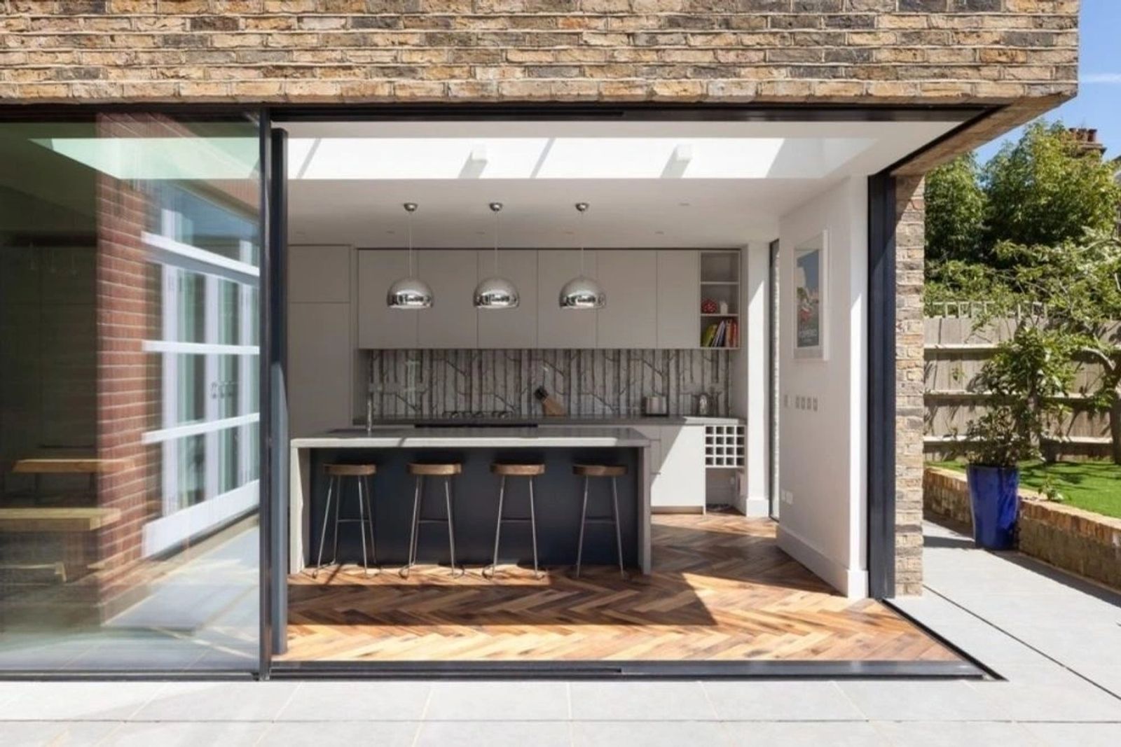 Ultra-slim corner sliding door detail