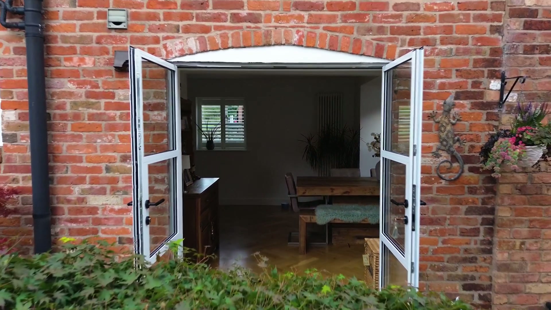 The second aluminium French door set, open onto the dining room with the arch head exposed